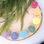 chakra kaarsen, waxine, theelichtjes in de 7 chakra kleuren, geuren en vorm.