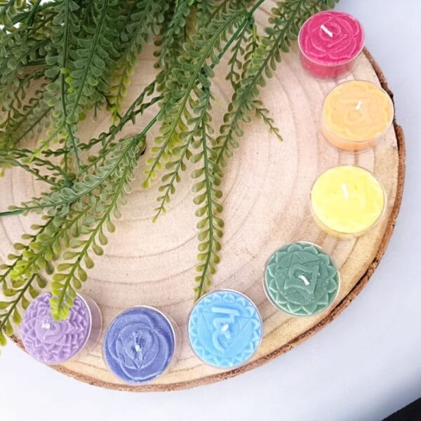 chakra kaarsen, waxine, theelichtjes in de 7 chakra kleuren, geuren en vorm.