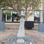beeld grijs zen dame tuinbeeld hoog