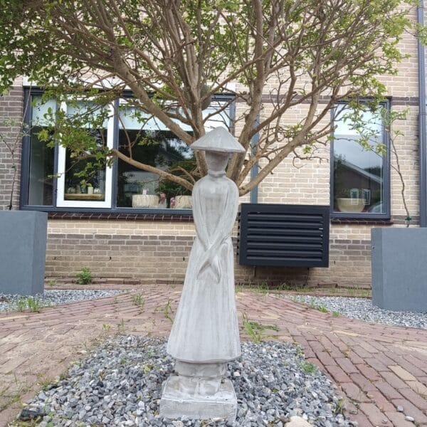 beeld grijs zen dame tuinbeeld hoog