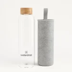 waterdrop glazen fles, doorzichtig met grijze hoes, geheel transparant. dop bamboe