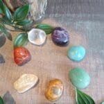 Chakrastenen set, 7 chakrakleuren edelstenen in gouden stenenzakje
