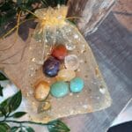 Chakrastenen set, 7 chakrakleuren in gouden stenenzakje