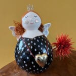 keramische engel, moderne kunst engel groot, zwart wit met rode krullen, keramiek van de magische wilg