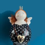 keramische engel, moderne kunst engel groot, zwart wit met rode krullen, keramiek van de magische wilg